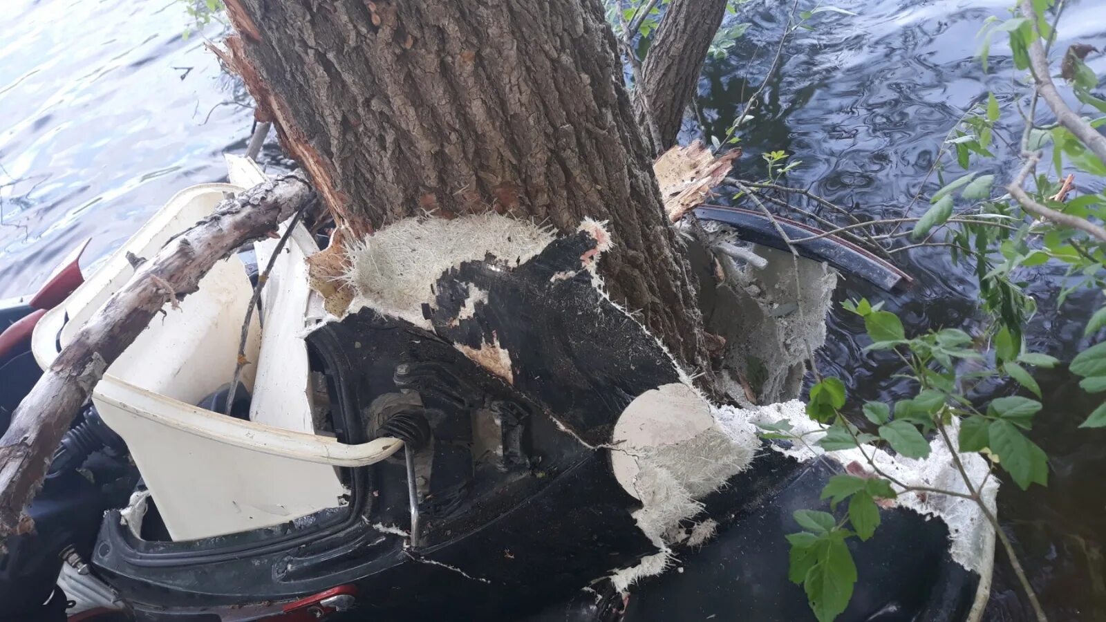 Гибнет молодая. Трагедия на реке Волга 11.06.2018. Волга врезалась в дерево. Аварии на реке Волга.