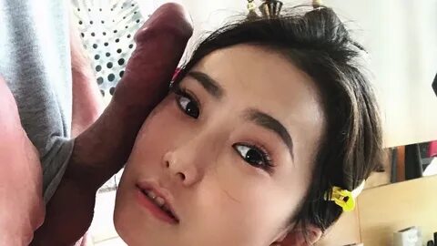 Она демонстрирует свои идеальные естественные формы в белом нижнем белье. 