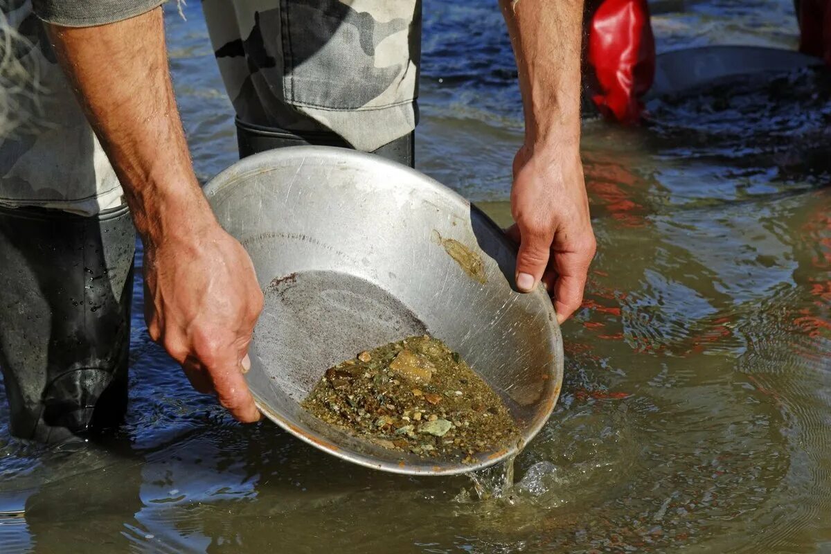 В воду положить золото. Промыв золота Старатели. Старатели добыча золота. Золотодобыча Старатели. Старатели золотодобытчики.