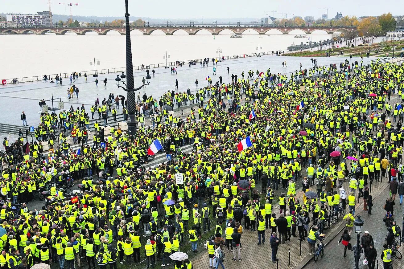 Движение париж. Движение жёлтых жилетов во франции. протестное движение &quot;желтых жилетов&quot; во франции. желтые жилеты протесты. жёлтые жилеты во франции.