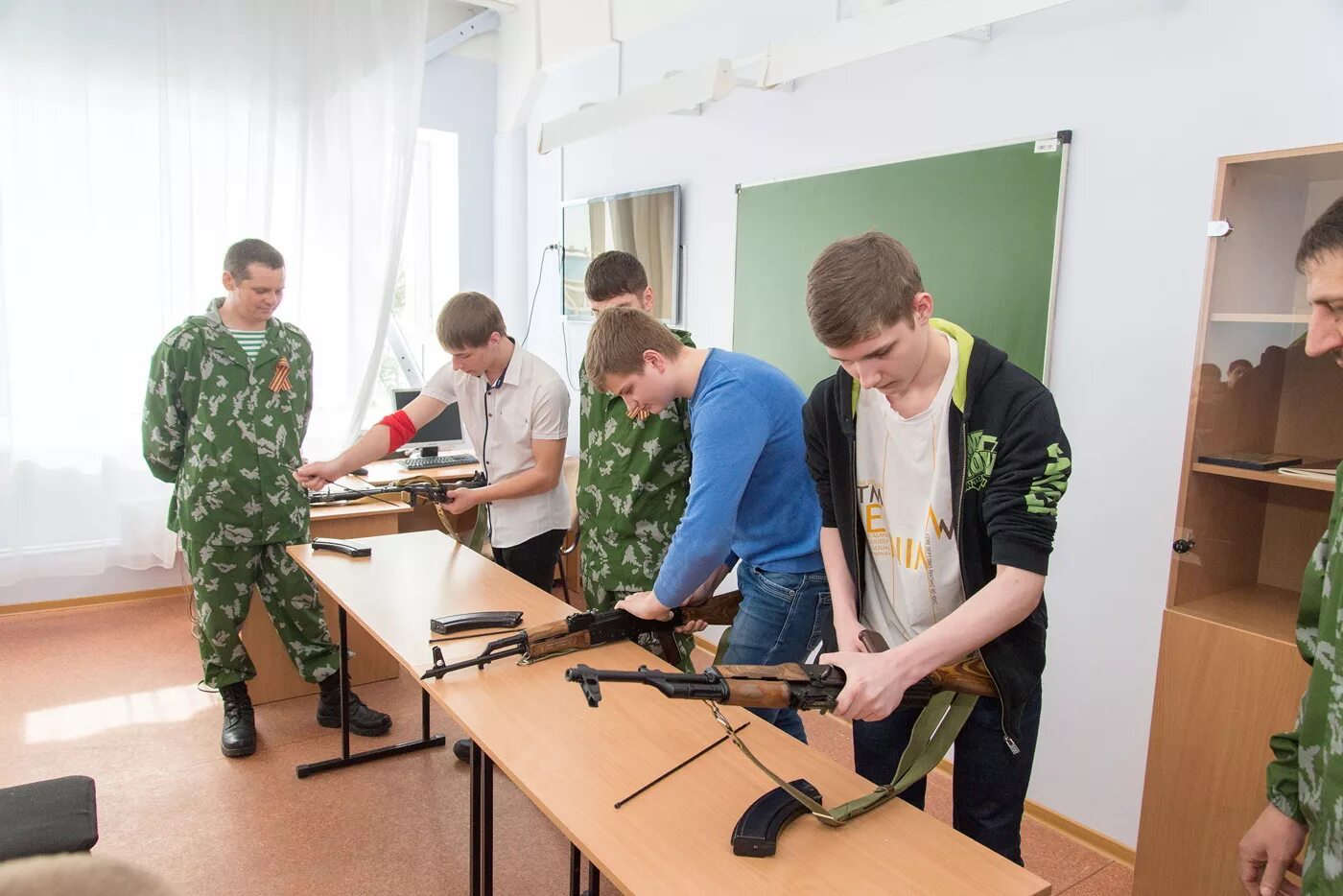 Участники сво урок. Занятие воение подгатовка в школе. Урок военной подготовки в школе. Военная подготовка школьников. Военная подготовка в колледже.