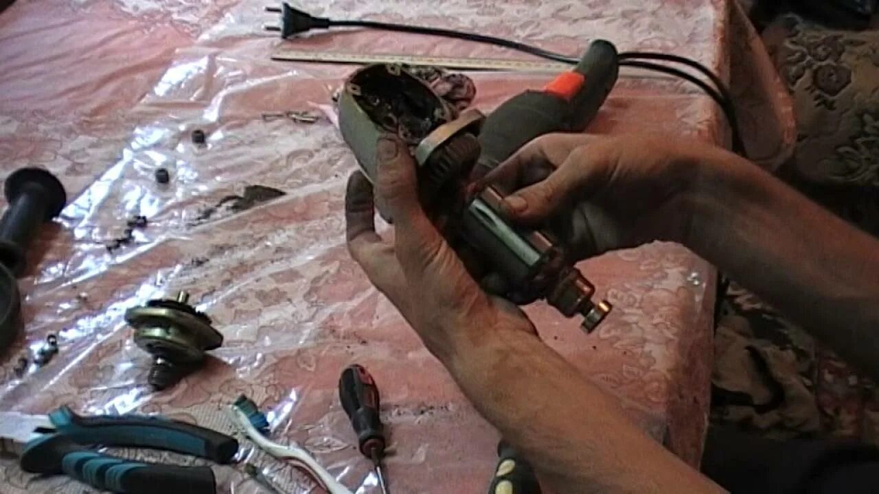 Разобрать болгарку интерскол 230. Prorab 1100 b. Ушм (болгарка) trigger 20033. Ремонт болгарки видео. Ушм макита 150 сломанный инструмент.