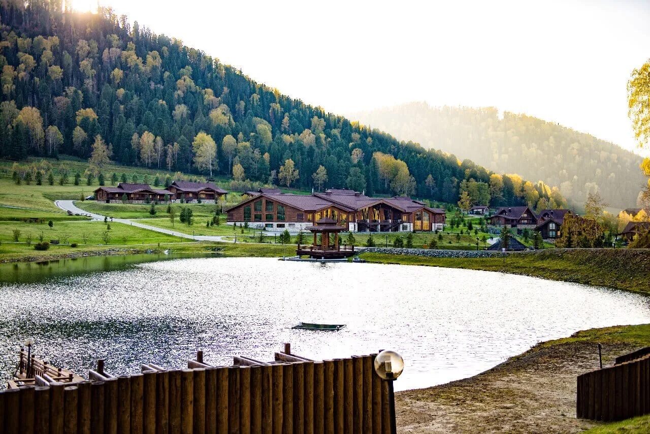 Телецкое вилладж резорт. Урлу аспак горный алтай. Hotel altai. Гостиница алтай резорт горно-алтайск. Cosmos collection altay resort 5*.