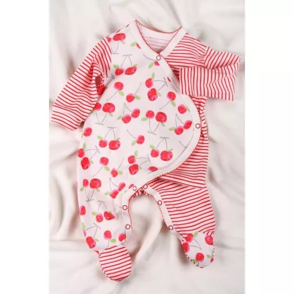 Розовый комбинезончик для новорождённой. Боди для новорожденных Вишенка. Комбинезон платье для новорожденных. Комбинезон с вишенками.