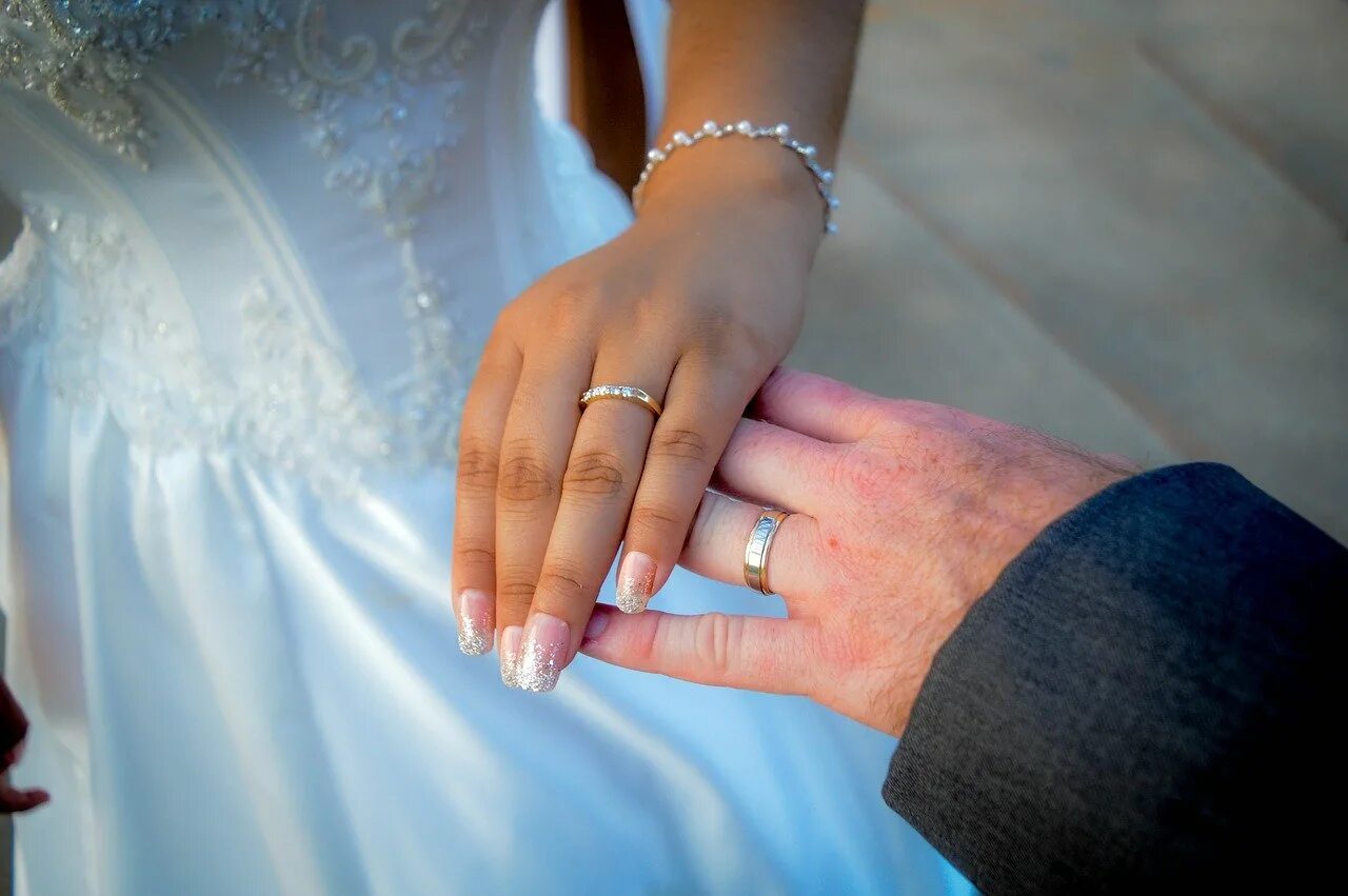 Свадебные кольца. Обручальные кольца на руках. Кольца новобрачных. Красивые обручальные кольца на руках.