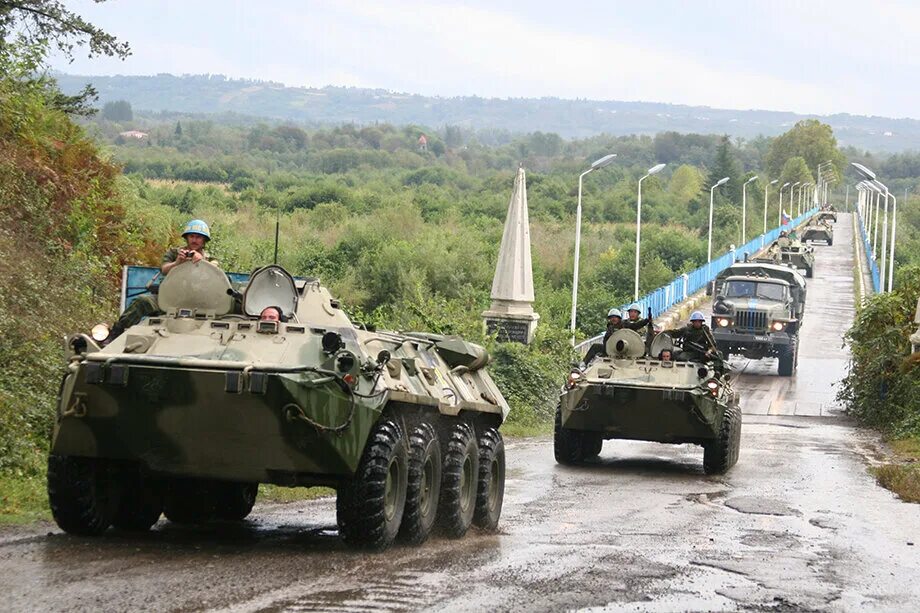 Российские миротворческие операции. Миротворцы РФ В Южной Осетии 2008. БТР 80 миротворцев Южная Осетия. Миротворцы в Абхазии 1994-1996 российские.