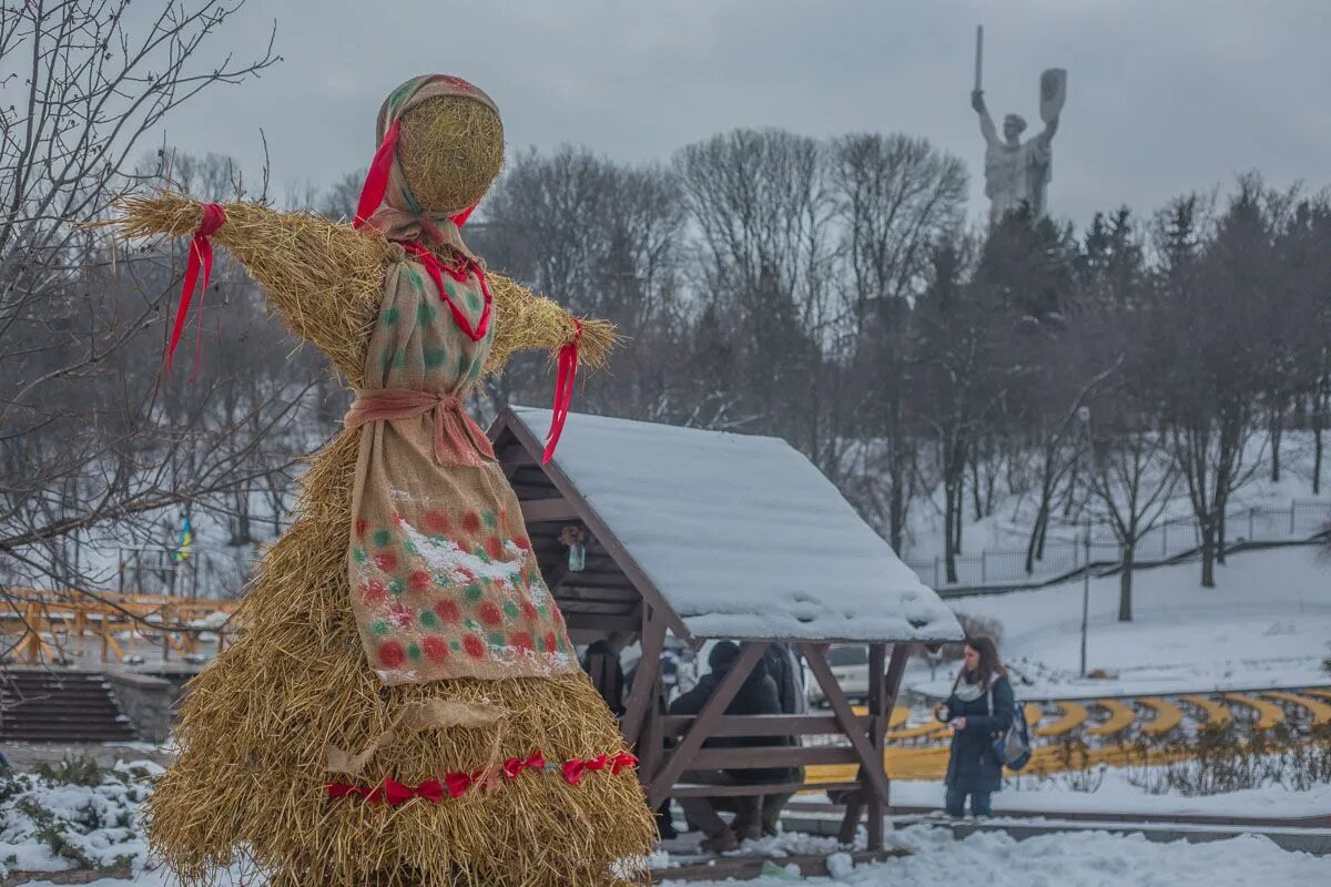 Почему чучело без лица. Масленичное чучело солома. Масленичная кукла. Соломенная кукла на Масленицу. Чучело из соломы на Масленицу.