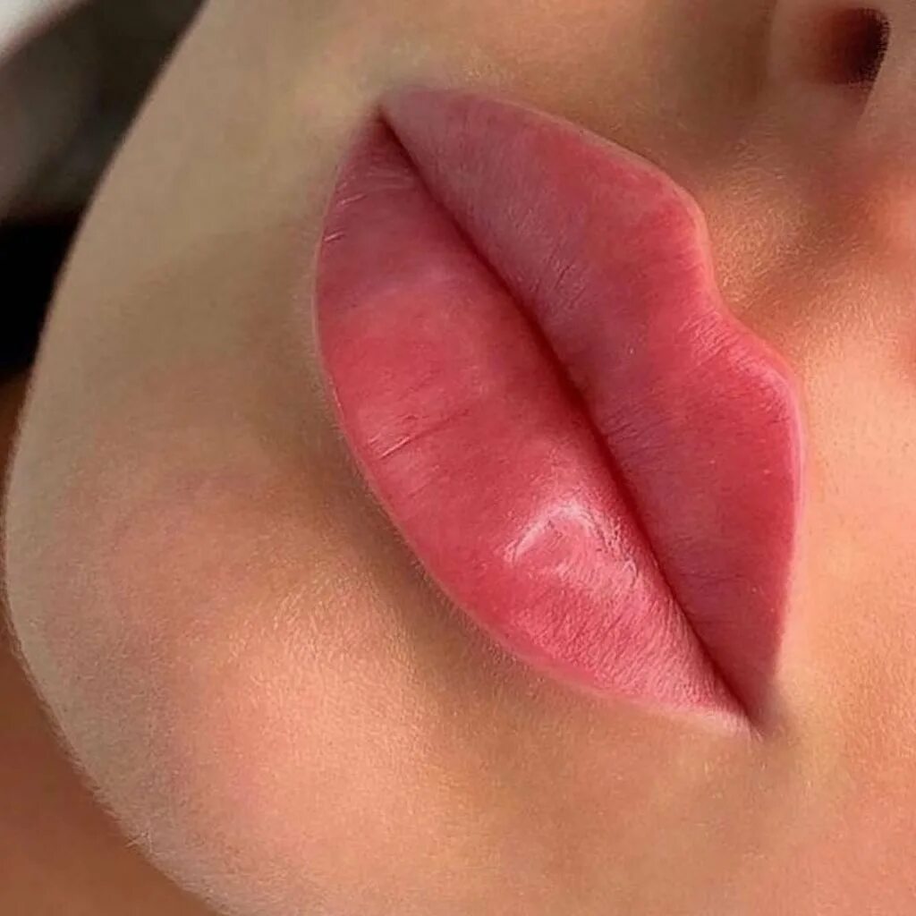 Форма губ бант. Губы бантиком. аккуратные губки.