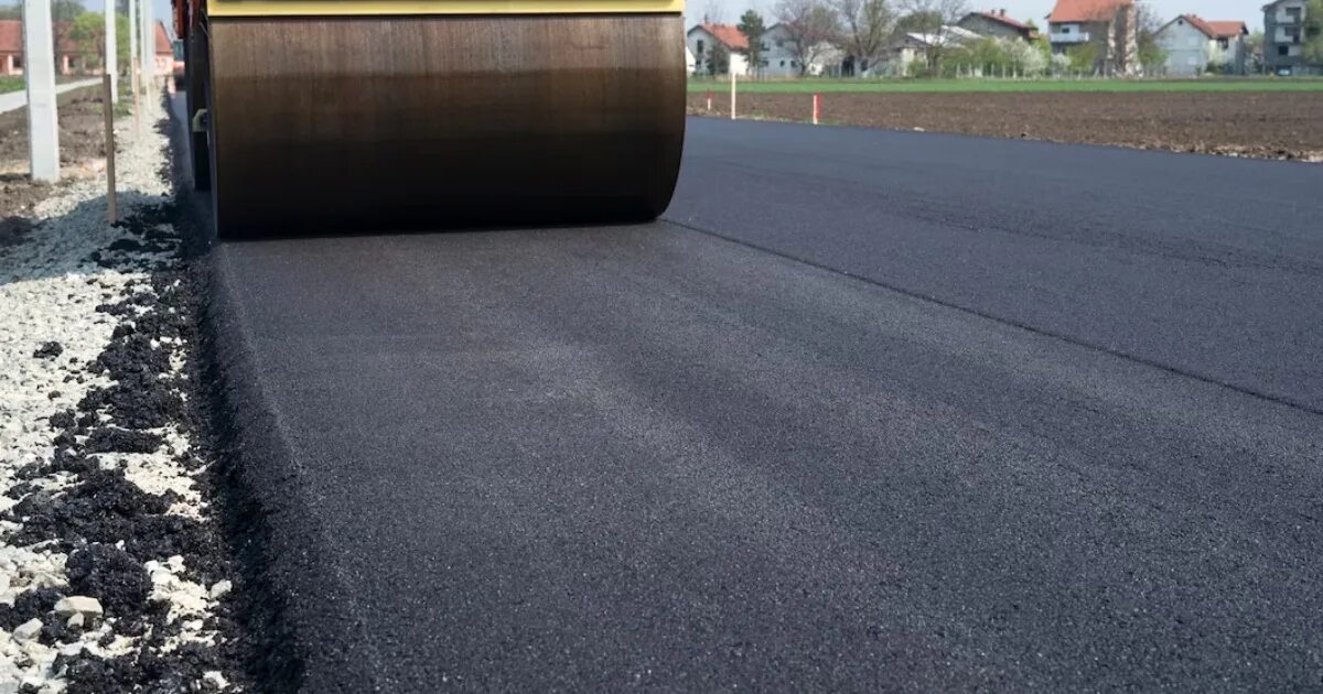 Камаз асфальтовой крошки. Асфальтированный двор в частном доме. Покрытие из асфальтовой крошки. Дорога асфальт. Горячий асфальт.