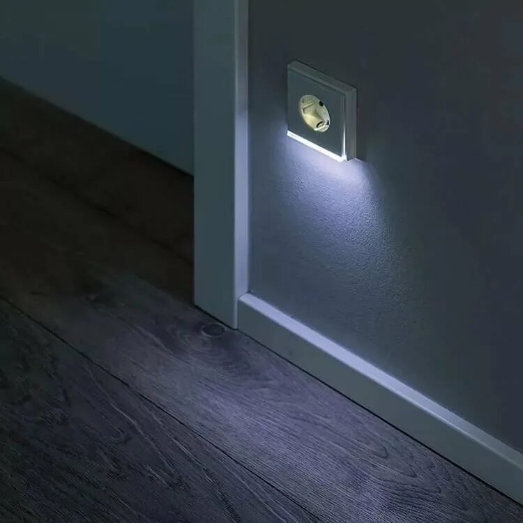 Подсветка с датчиком движения. Подсветка пола светильники. Ночная подсветка коридора. Ночная подсветка коридора в квартире. Ночное освещение в коридоре.