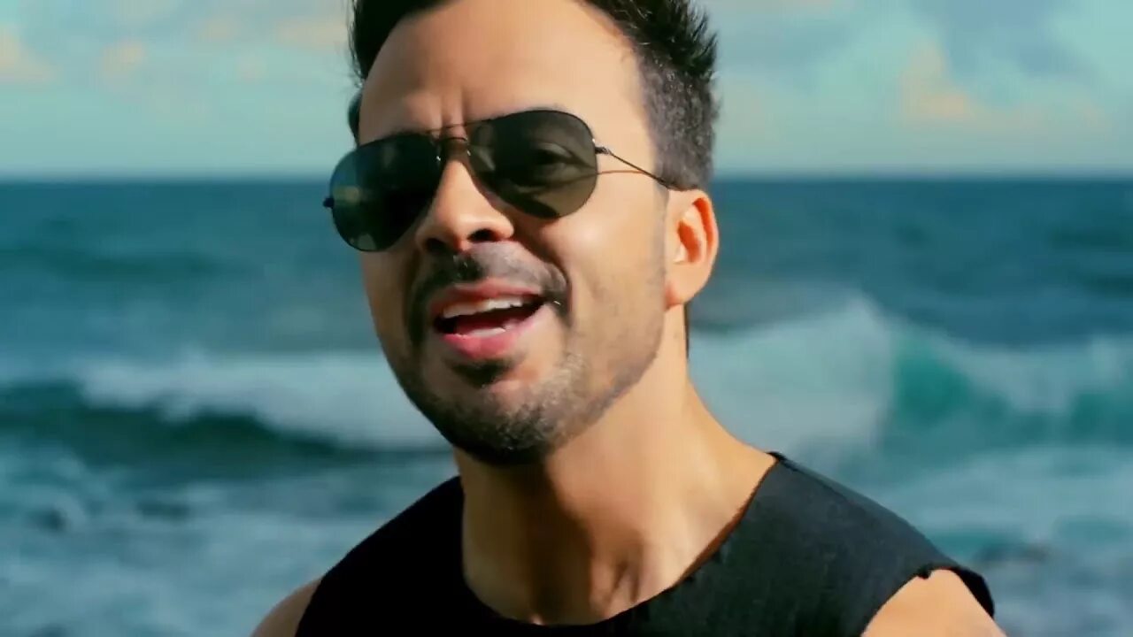 Луис деспазито. Despacito Луис Фонси. Луис Фонси в очках. Luis Fonsi, Daddy Yankee. Слушать песни клипы на ютубе