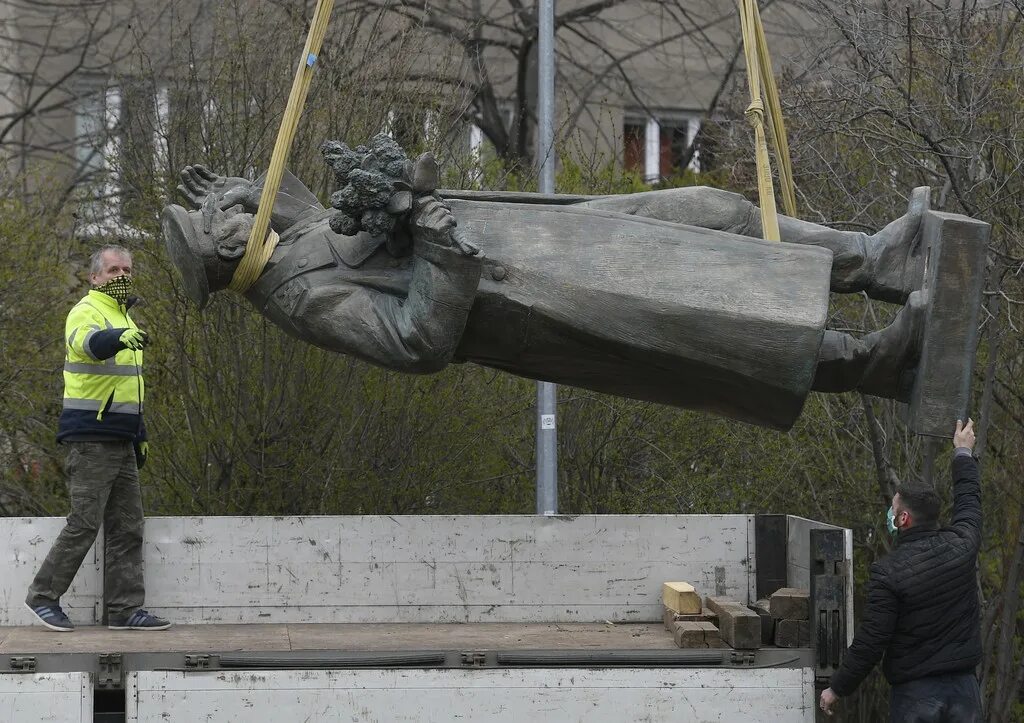 Сносим памятники. Памятник коневу в праге сносят. Маршал конев памятник в праге. Сносим памятники. Польша разрушает памятники советскому солдату.