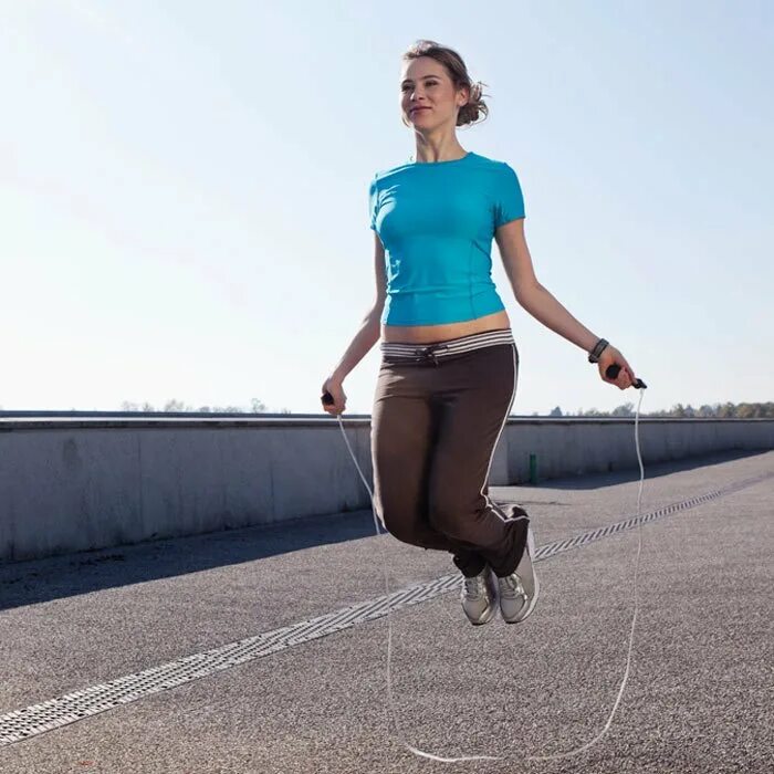 Скакалка для похудения программа тренировок для женщин. Программа тренировок на прыгалку. Прыжки на скакалке группы мышц. Прыжки на скакалке или бег. Прыгать на скакалке.