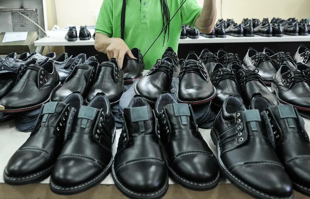 Магазины производителей обуви. Рынок обуви. Обувь без маркировки. Качество обуви. Торговля обувью на рынке.
