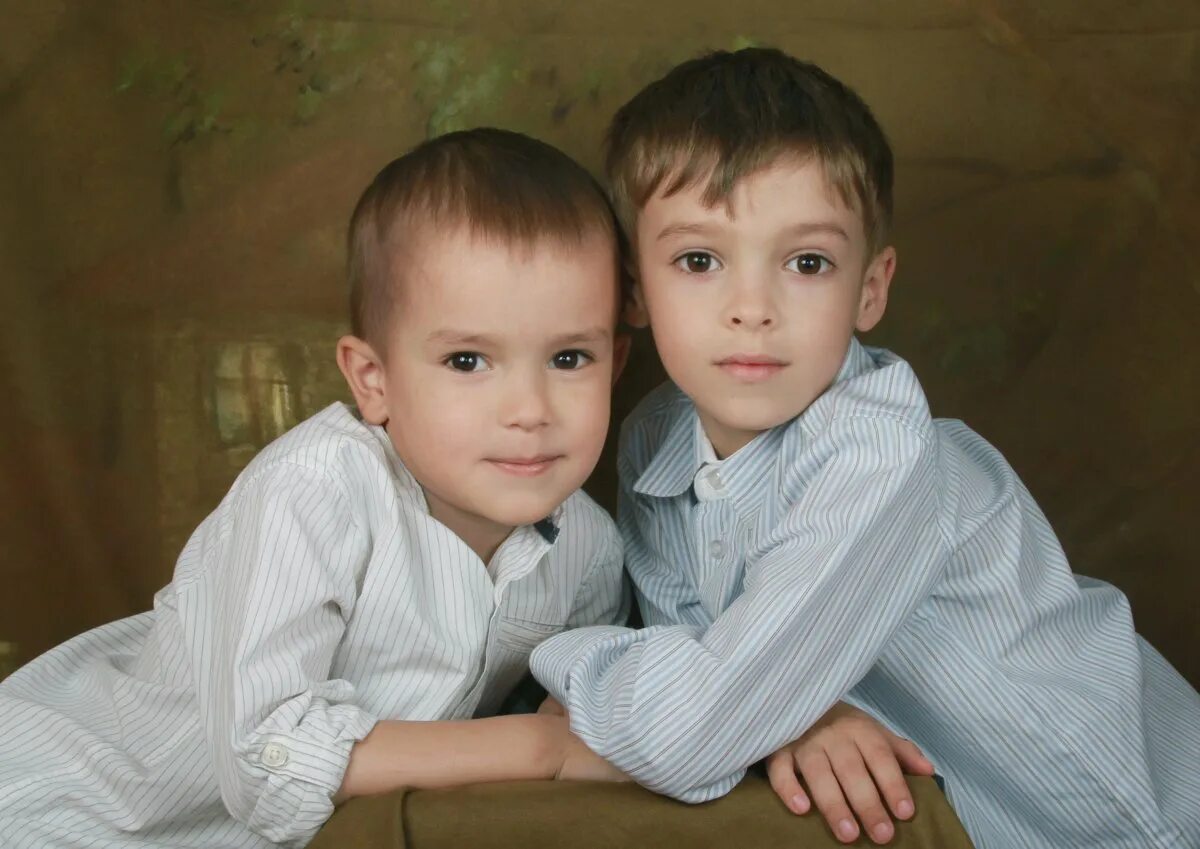Два мальчика брата. Фотосессия двух братьев. Фотосессия для братьев мальчиков. Брат мальчик.