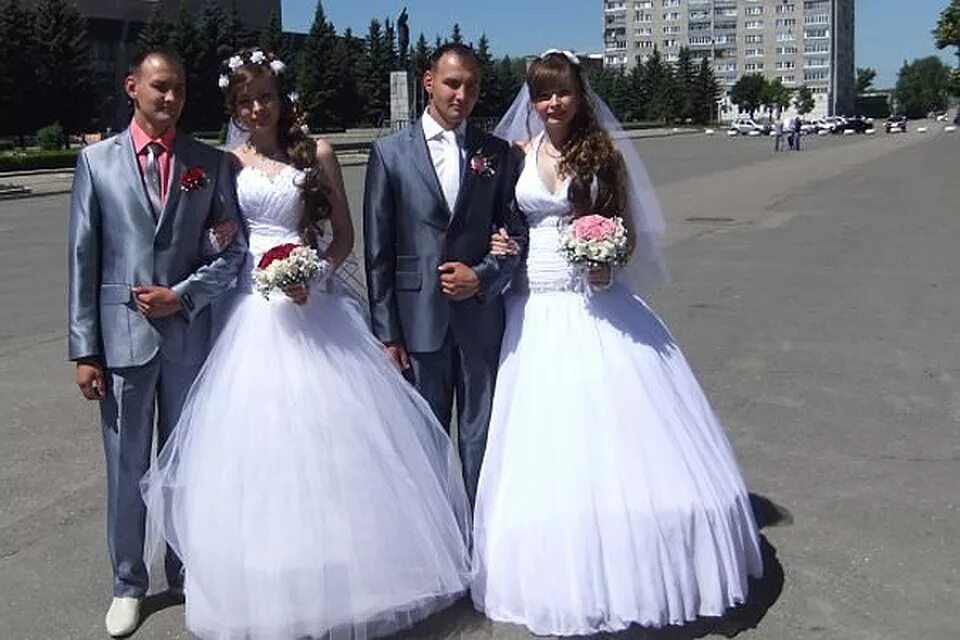 Близнецы бриттани и бриана. Свадьба британи и бриана дин. Брат и сестра поженились. Близнецы вышли замуж за близнецов. Бриттани и бриана.