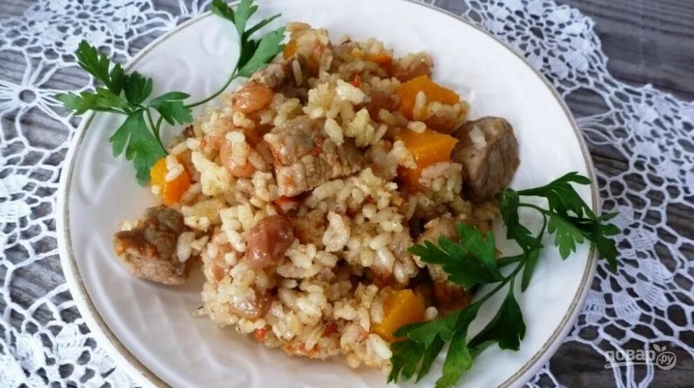 Плов с рисом и гречкой. Плов с тыквой по азербайджански. плов с мясом. плов в тыкве. плов с тыквой и мясом.