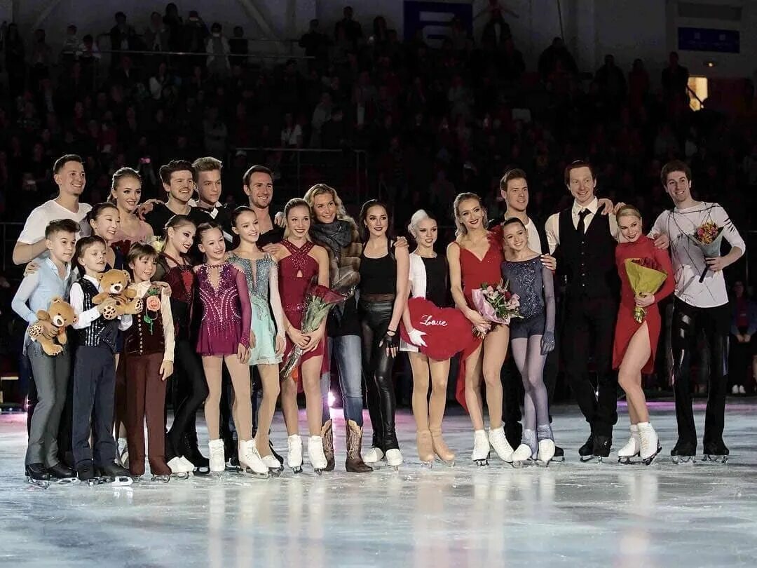 Загитова чемпионы на льду. Участники шоу чемпионы. 35 лет на льду плющенко 2022 шоу. Участники шоу чемпионы на льду. Фото gdrive арена ледовое шоу.