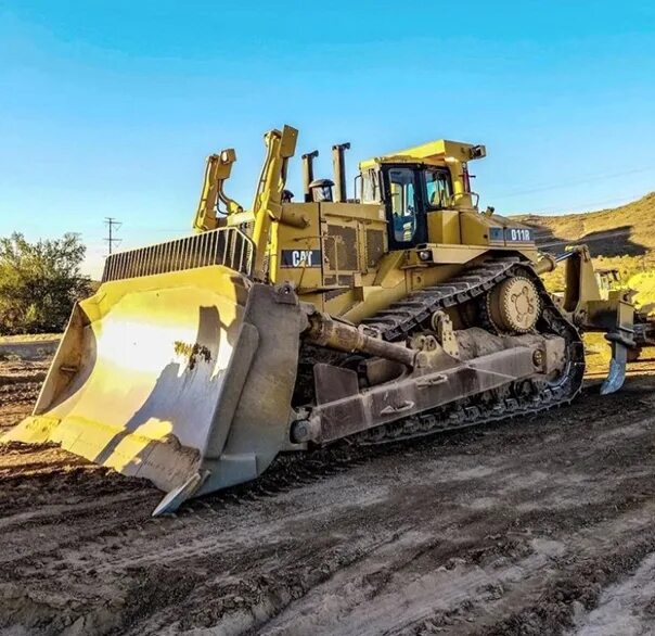 Два бульдозера. Бульдозер Komatsu d375. Бульдозер Комацу 375. Бульдозер Комацу 375 а6. Бульдозер Komatsu d375a-6.