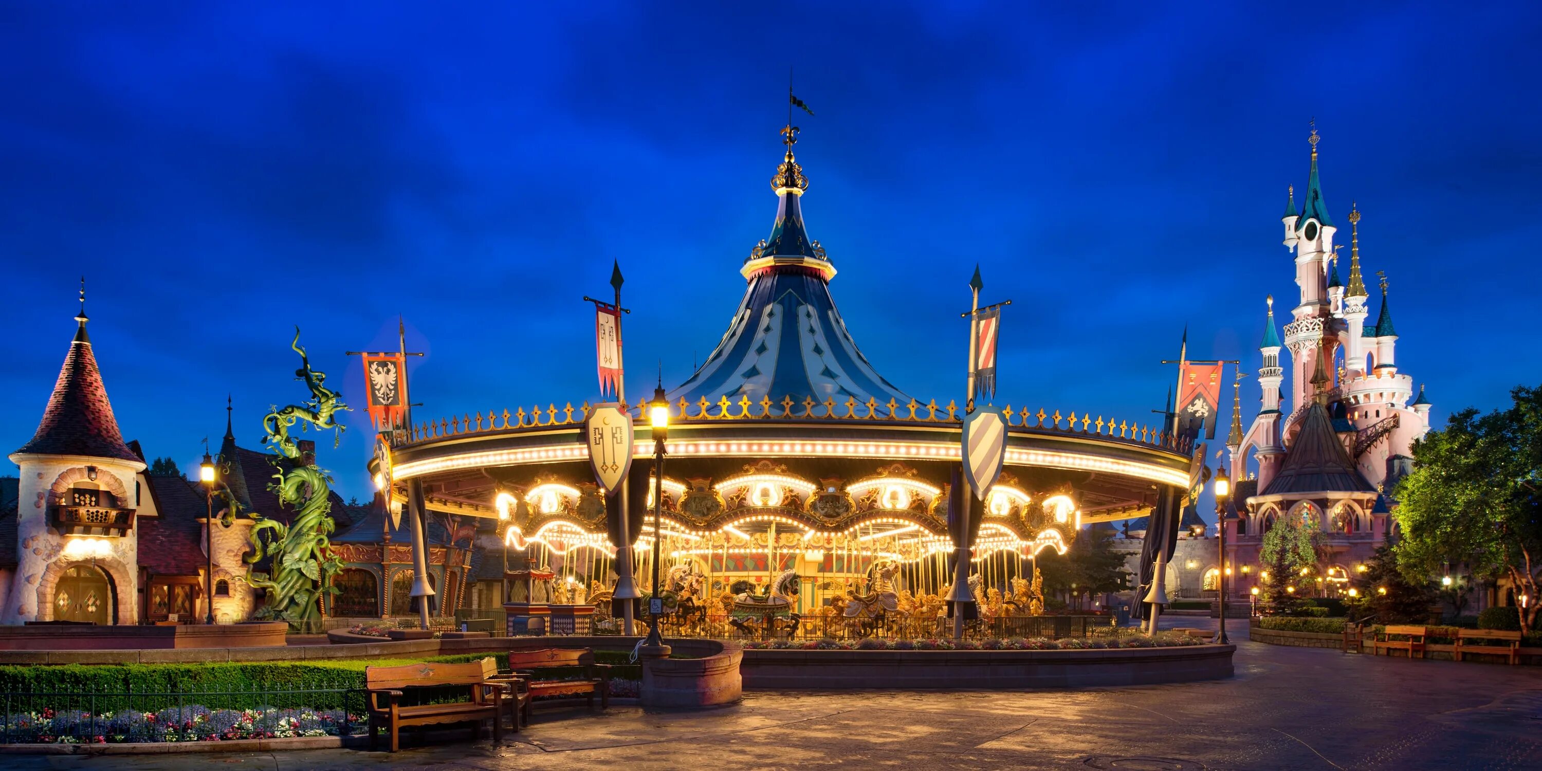 Я куплю билет в евродиснейленд песня. Диснейленд Париж (Disneyland Paris). Fantasyland Диснейленд Париж. Диснейленд Париж аттракционы. Франция Парижский Диснейленд (35 км от г. Париж).