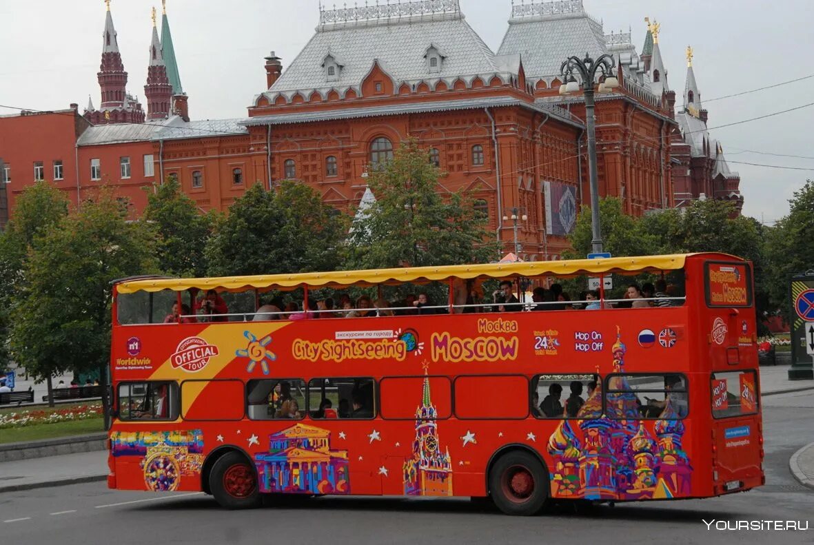 Красный автобус Москва City Sightseeing. Автобус City Sightseeing Москва. Экскурсионный автобус Москва двухэтажный. Экскурсионные автобусы в Москве красные двухэтажные. Автобусные экскурсии на 2