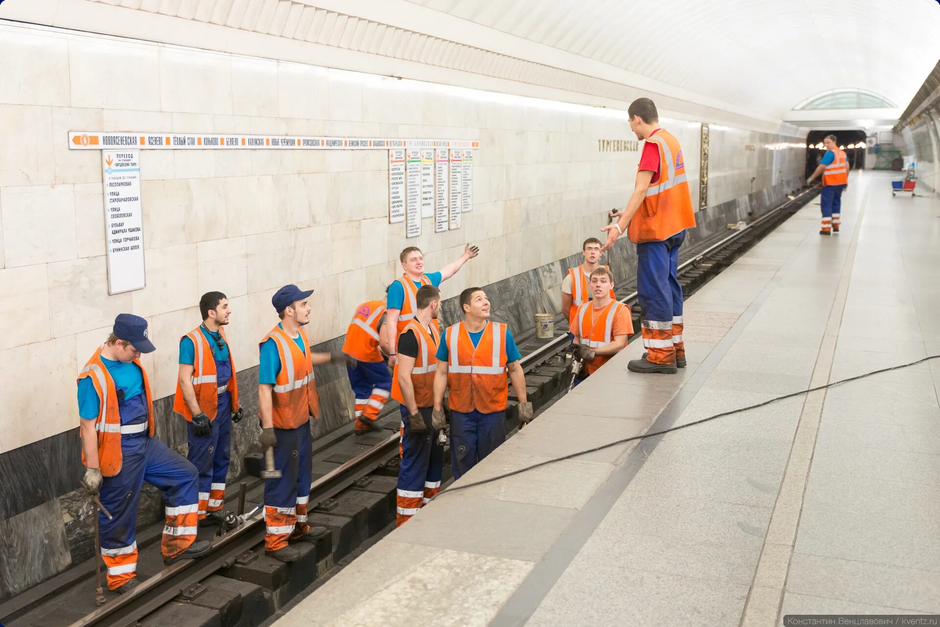 Безопасность метрополитена работа. Электромеханическая служба Московского метрополитена. Служба безопасности метрополитена. Служба пути Московского метро. ЭМС метрополитена.