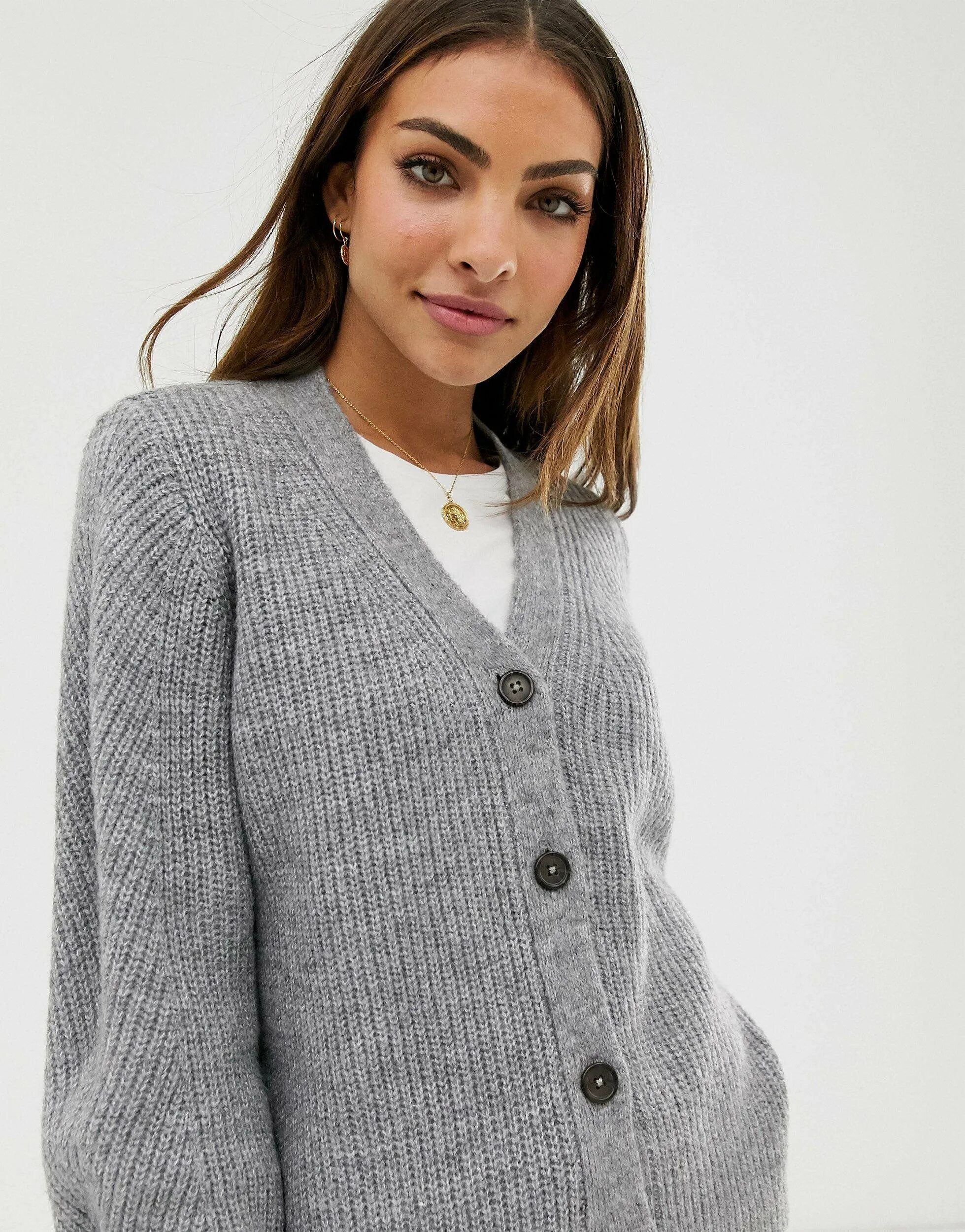 Кардиган на пуговицах женский. Заправленный кардиган. Укороченный кардиган на пуговицах. Укороченный свитер на пуговицах. Вязаный кардиган короткий.