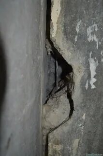 Щель в стене панельного дома
