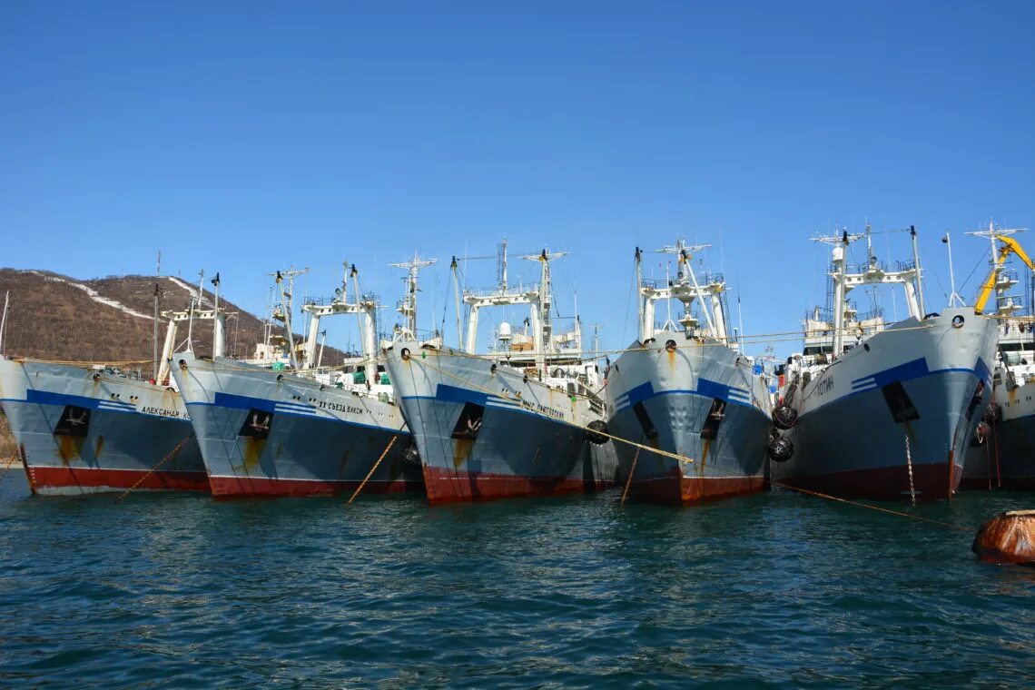 Корабль рыболовный траулер. Бмрт поллукс петропавловск-камчатский. Сртм орион. Рыболовецкое судно бмрт. Современные рыболовные суда.