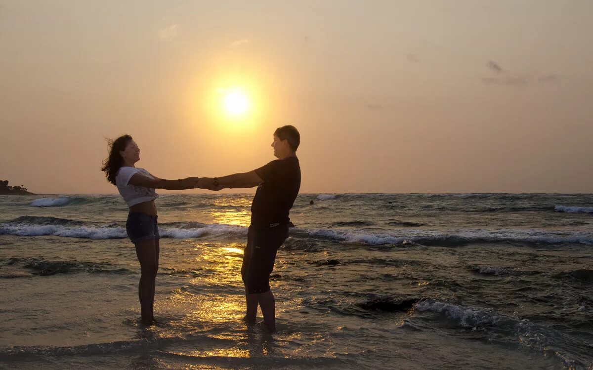 влюбленные на закате. влюбленные на закате. пара на закате. пара на закате. провожать закат.