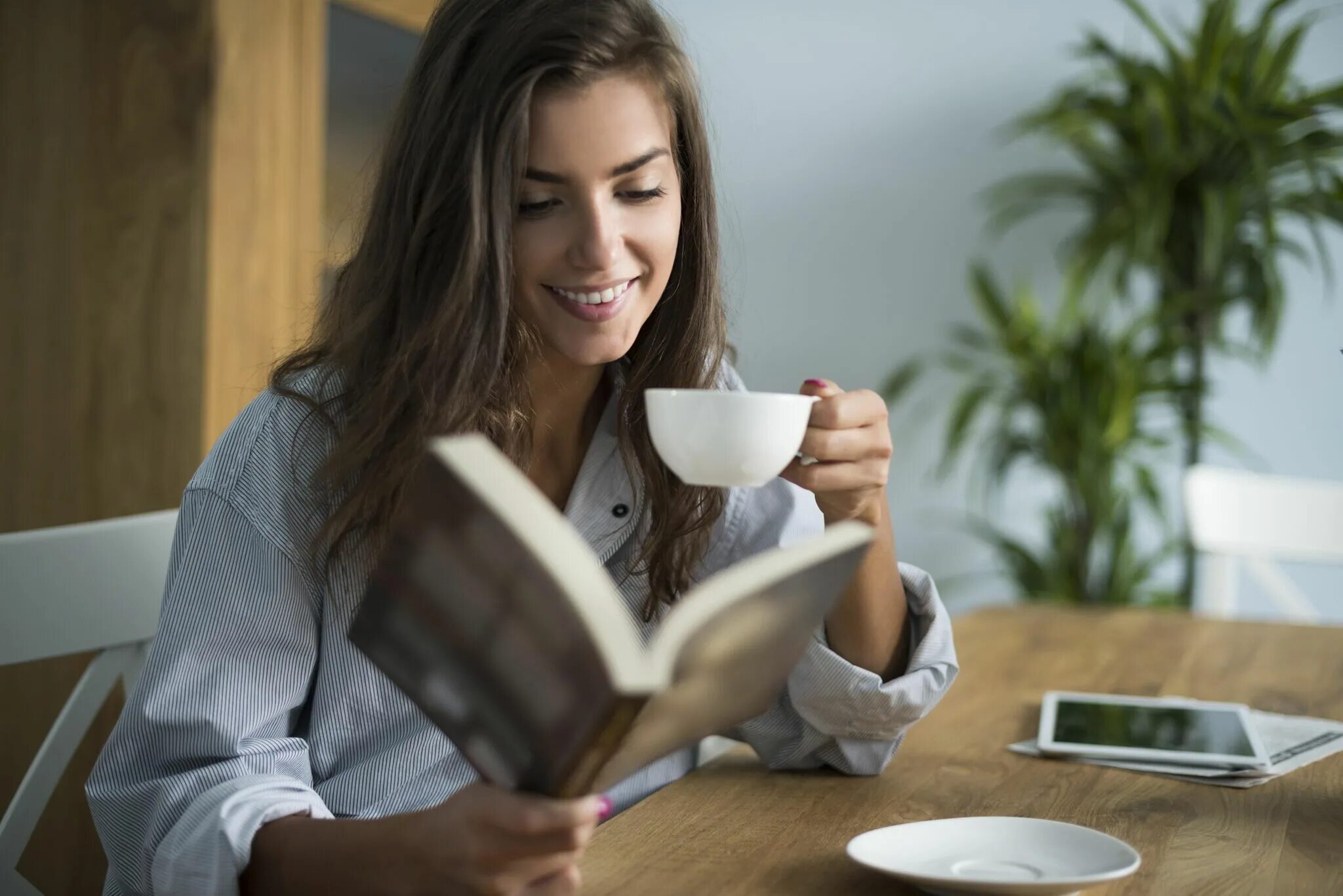 Девушка в кафе с книгой. Чтение в кафе. Утреннее чтение. Чтение за чашкой кофе.