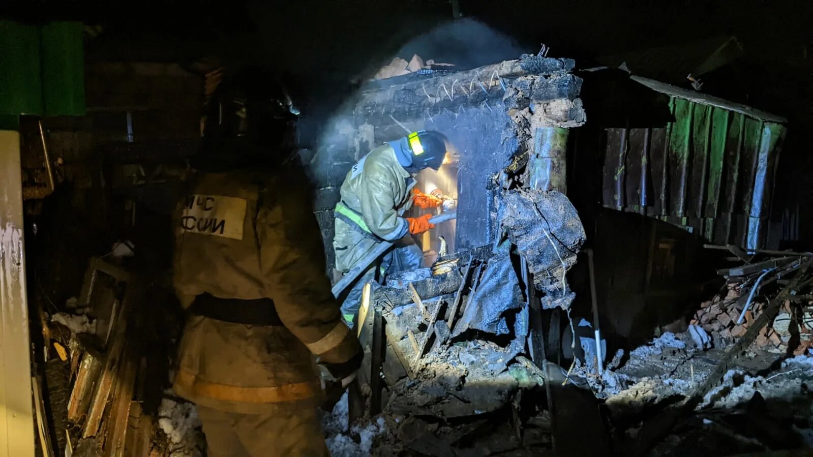Ульяновск бугуруслан. Пожарные ночью. пожар в бане. ночь в бугуруслане.