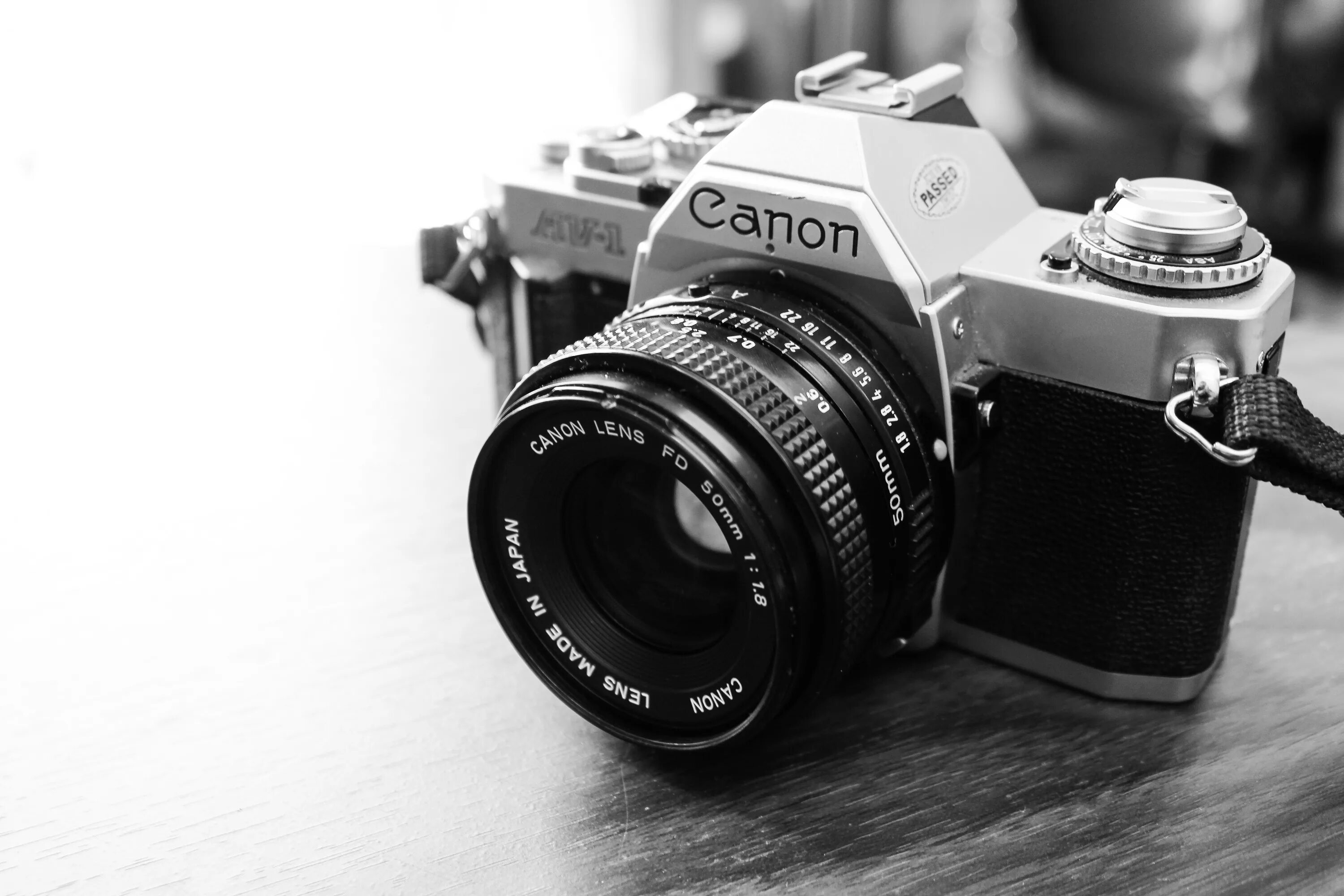 Камера стала черно белой. Кэнон фотоаппарат 2023. Фотоаппарат Санон старый. Canon ретро. Санон фотоаппарат чб.