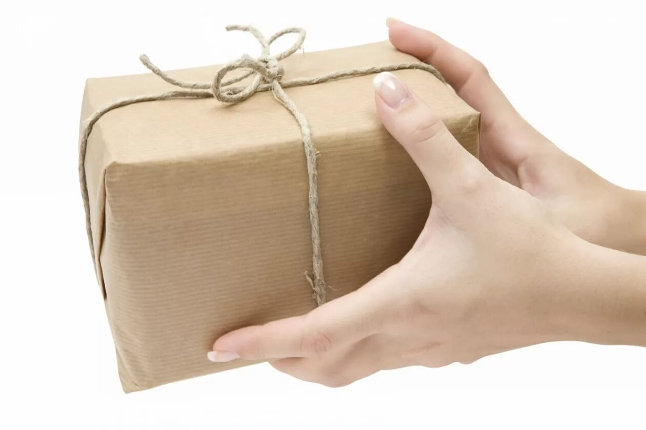 Доставщик с коробками в руках. Курьерская коробка. Доставка фото. Коробка в руках. Посылка в руках.