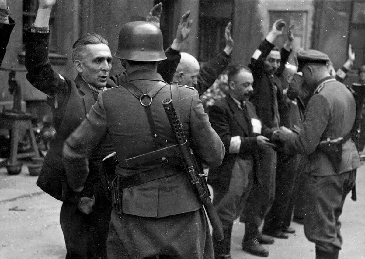 Третий рейх после войны. Варшавское гетто восстание 1943. Гетто евреев в Германии солдаты. Полиция Германии в 1943.