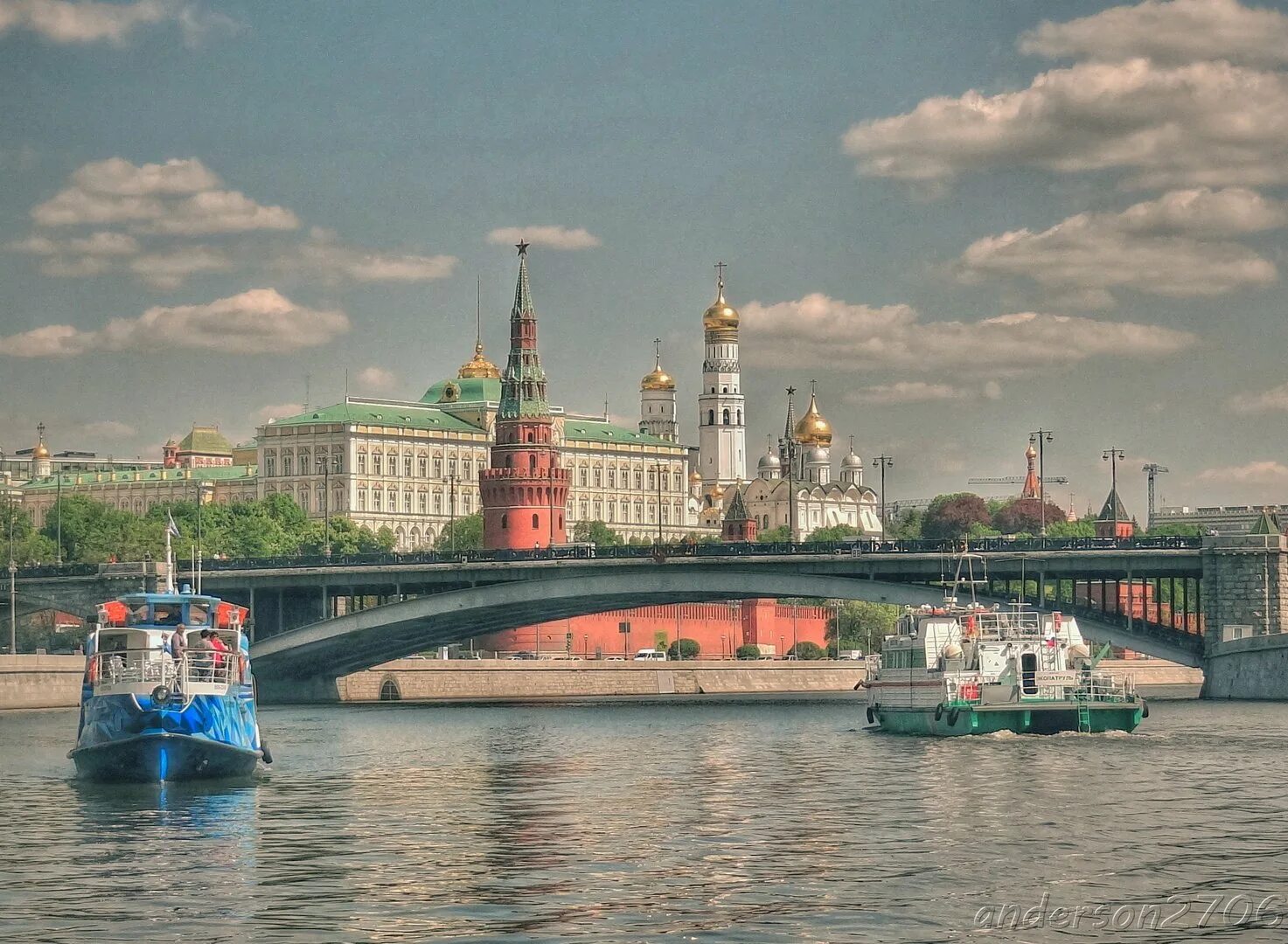 Москва река читать краткое. Реки Москвы. Речные прогулки по Москва-реке. Москва теплоход Кремль. Речные прогулки Москва.