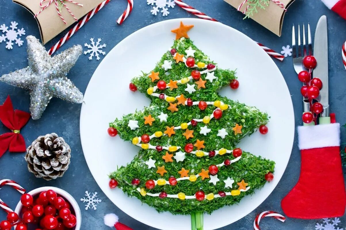 Салаты на новый год. Украшения тосалатов на новый года. Самые красивые салаты на новый год. Красиво украсить салат гранатовый браслет. Салат гранатовый бриз.