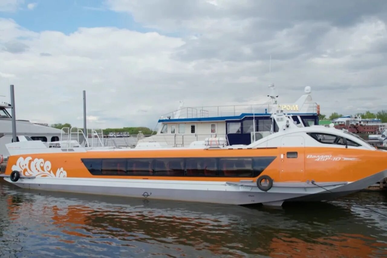 Судно на подводных крыльях валдай 45р. Теплоход валдай 45р. Скоростное судно. Валдай самара ширяево. Валдай самара ширяево.