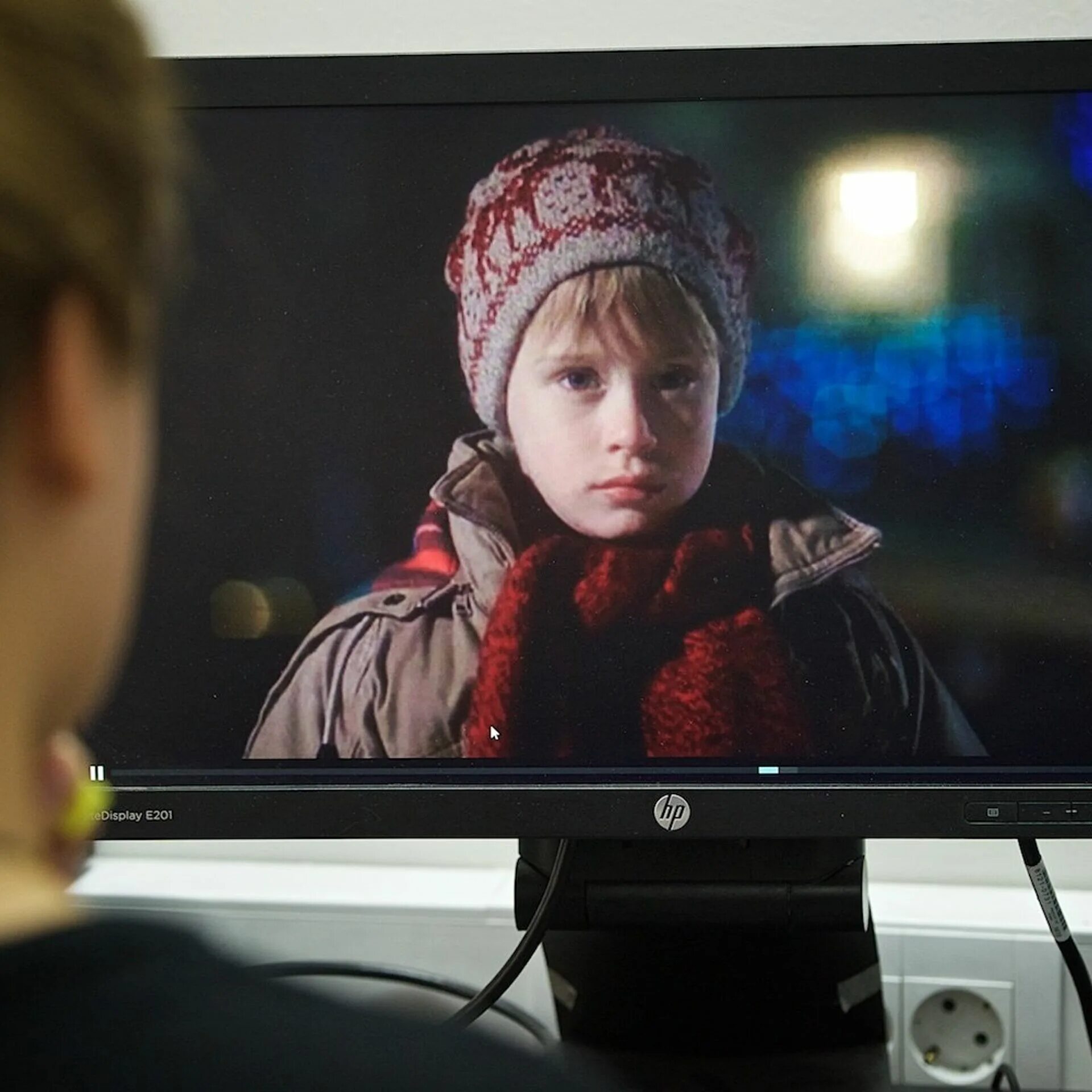 Один дома на телевизоре фото. Один дома 1. Один дома 1 телевизор. Фильм один дома 2 грязные души. Ангелы с грязными душами фильм один дома.