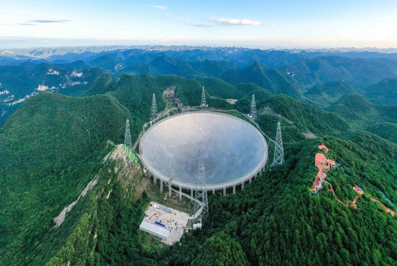 Радиотелескоп в китае самый большой в мире. Телескоп фаст в китае. Телескоп fast китай. Fast радиотелескоп. Телескоп fast китай.