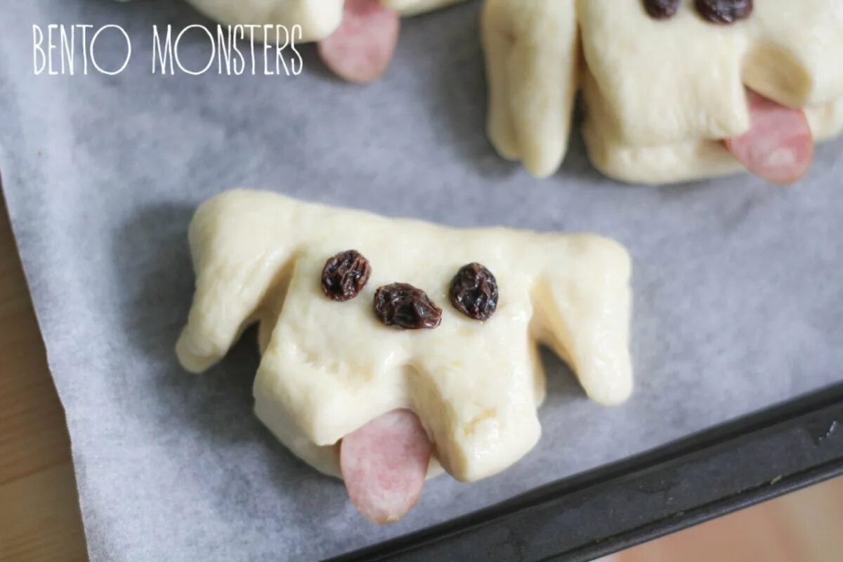 Хот дог горячая собака. Собака в тесте. Выпечка для детей фигурная. Сосиски в тесте необычной формы. Сосиска в тесте в виде собаки.