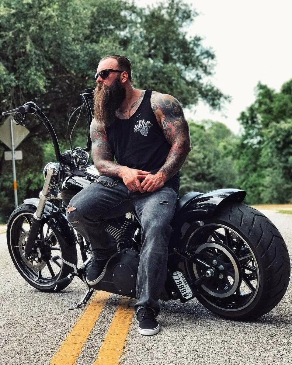 Бородатый байкер Харли Дэвидсон. Dave Bautista Harley Davidson. Брутальный байкер. Стиль байкеров. Байки байкера