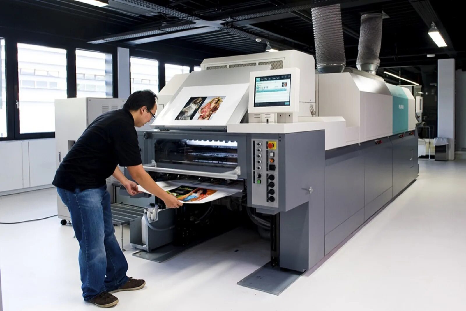 Печатная машина Фуджи. Современный печатный станок. Печатные станки для типографии. Современная типография. Типография типа