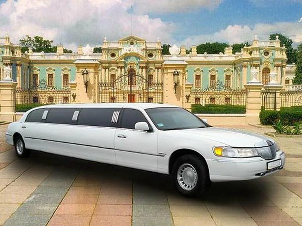 Большие длинные машины. Линкольн Таун кар 2002 лимузин. Lincoln Town car 2001. Лимузин Линкольн Таун 2020. Lincoln Town car 4.6 лимузин 2001.