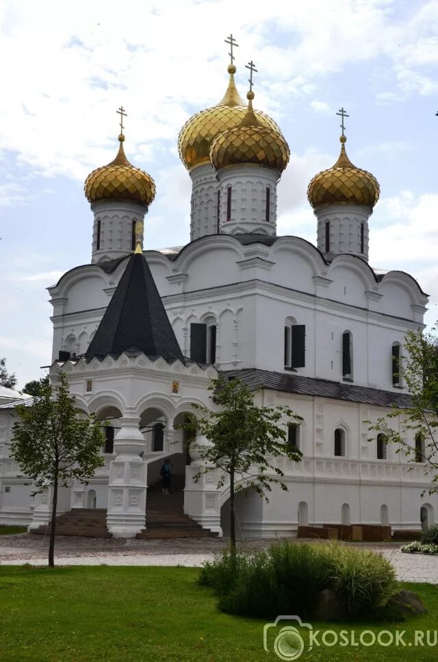 Храм александры и антонины кострома. Троицкий собор Кострома. Троицкий собор Ипатьевского монастыря. Троицкий собор Ипатьевского в Костроме. Троицкий Соборный храм Ипатьевского монастыря колокольня.