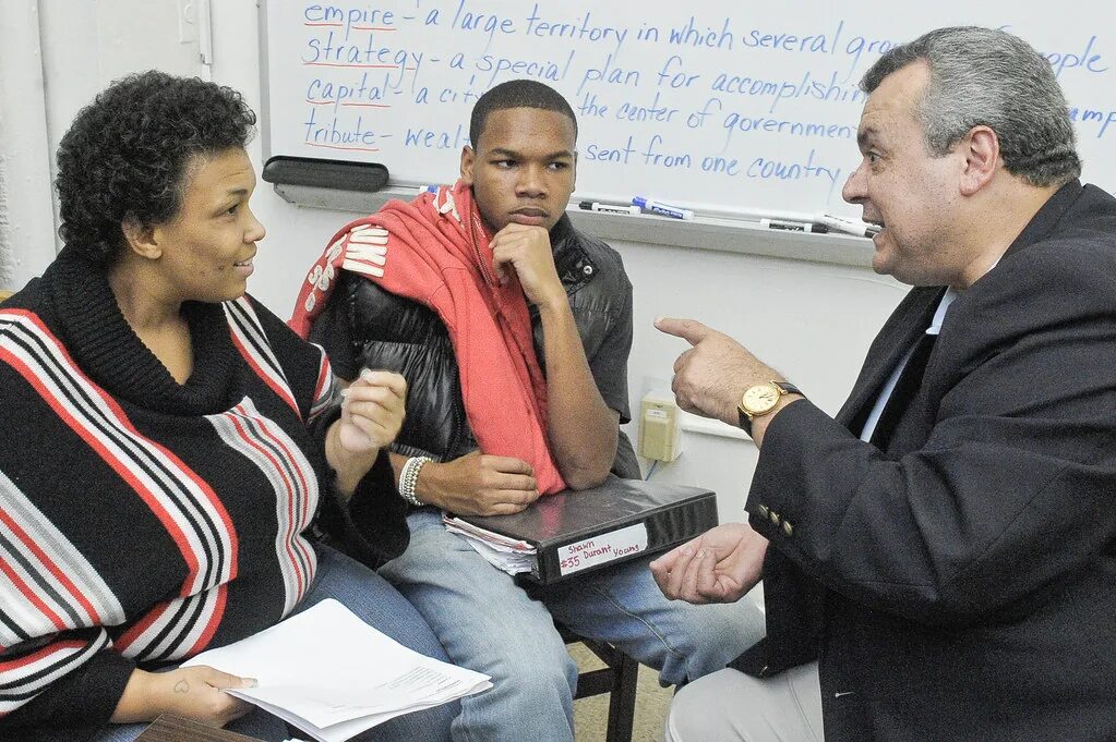 Родители и школьники. Чернокожая учительница. Parent conference. Американская школа 2022. Get on well with parents.