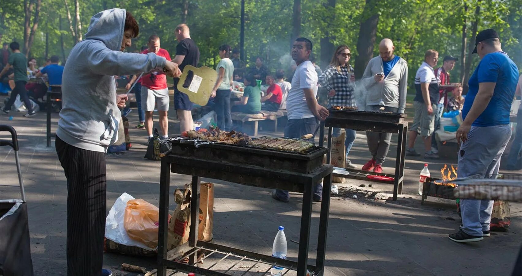 Где в москве можно жарить. Шашлыки в парке. Шашлыки в парках. Майские праздники шашлыки. Шашлычка в парке.