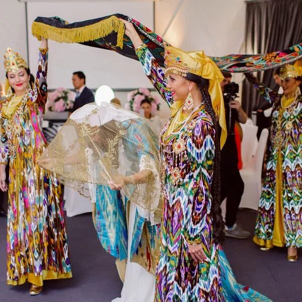 Миллий келин салом. Келин салом в Узбекистане. Узбекский келин салом. Узбекские платья на келин салом.