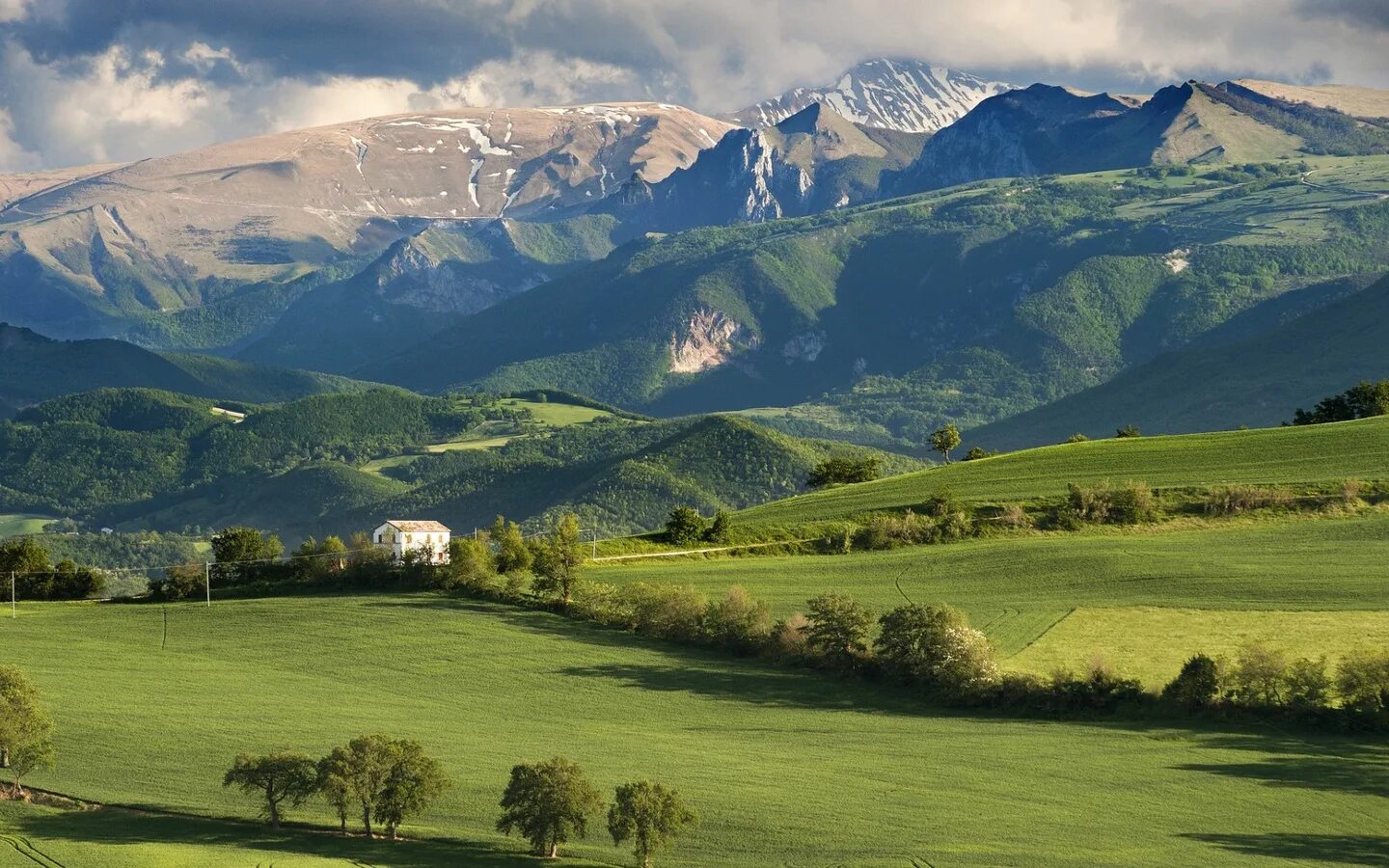 Зеленые холмы доломитовые альпы. Альпы италия южный тироль. Альпы равнины. Природа швейцарии альпы. Доломитовые альпы швейцария.