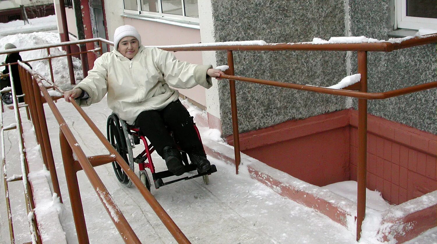 Инвалиды жкх. Пандус для инвалидов. Инвалид на пандусе зима. Пандусы для людей с ограниченными физическими возможностями. Дом инвалидов.